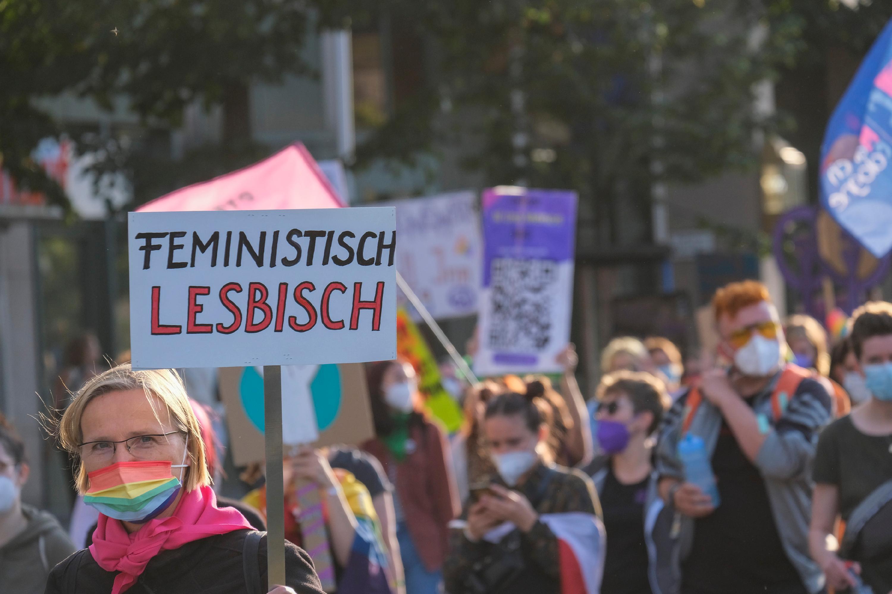 Natürlich gehört zu den Forderungen auch die nach umfassender Selbstbestimmung und der Protest gegen Ausgrenzung und Diskrimierung.