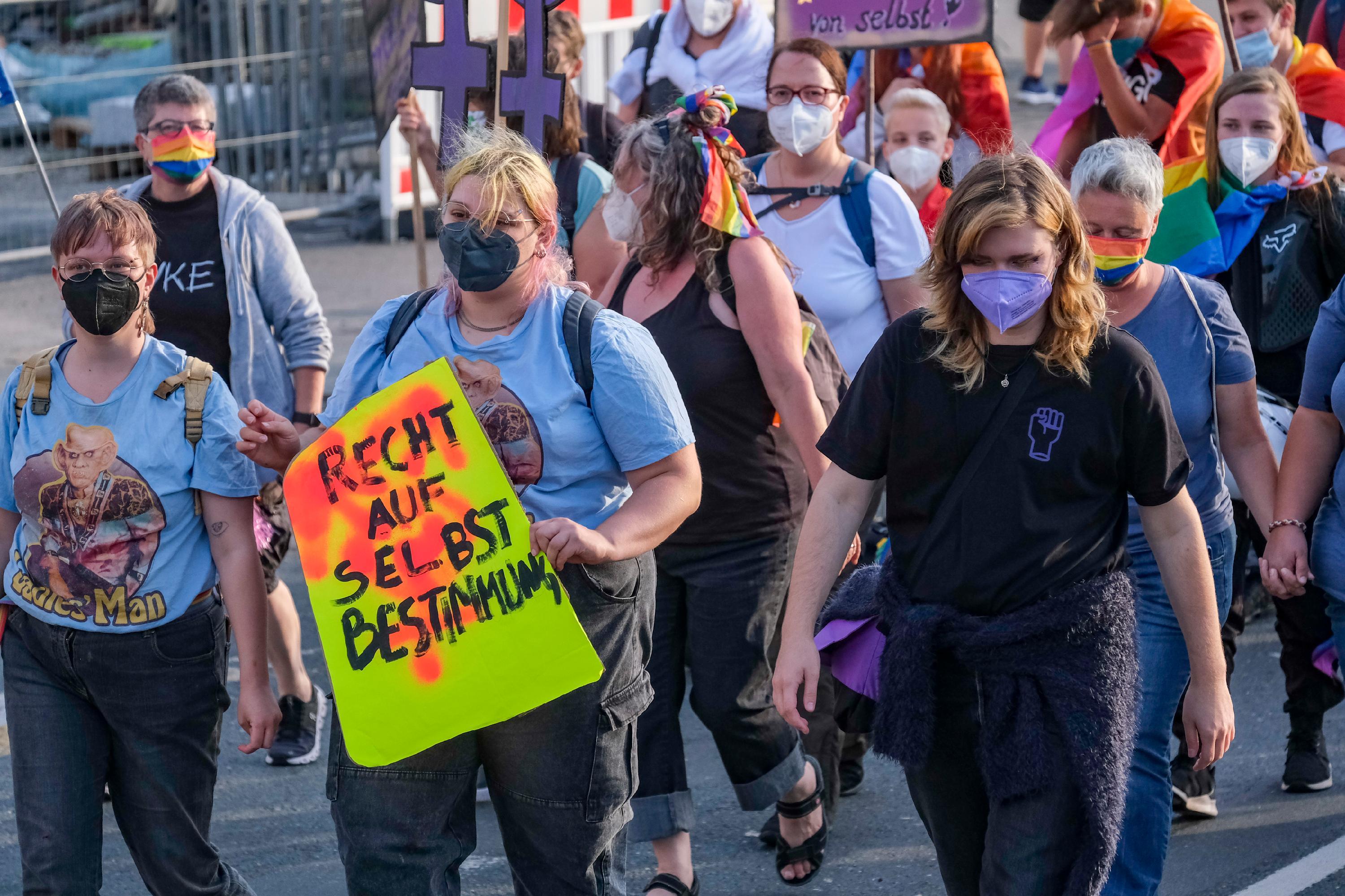 Natürlich gehört zu den Forderungen auch die nach umfassender Selbstbestimmung und der Protest gegen Ausgrenzung und Diskrimierung.