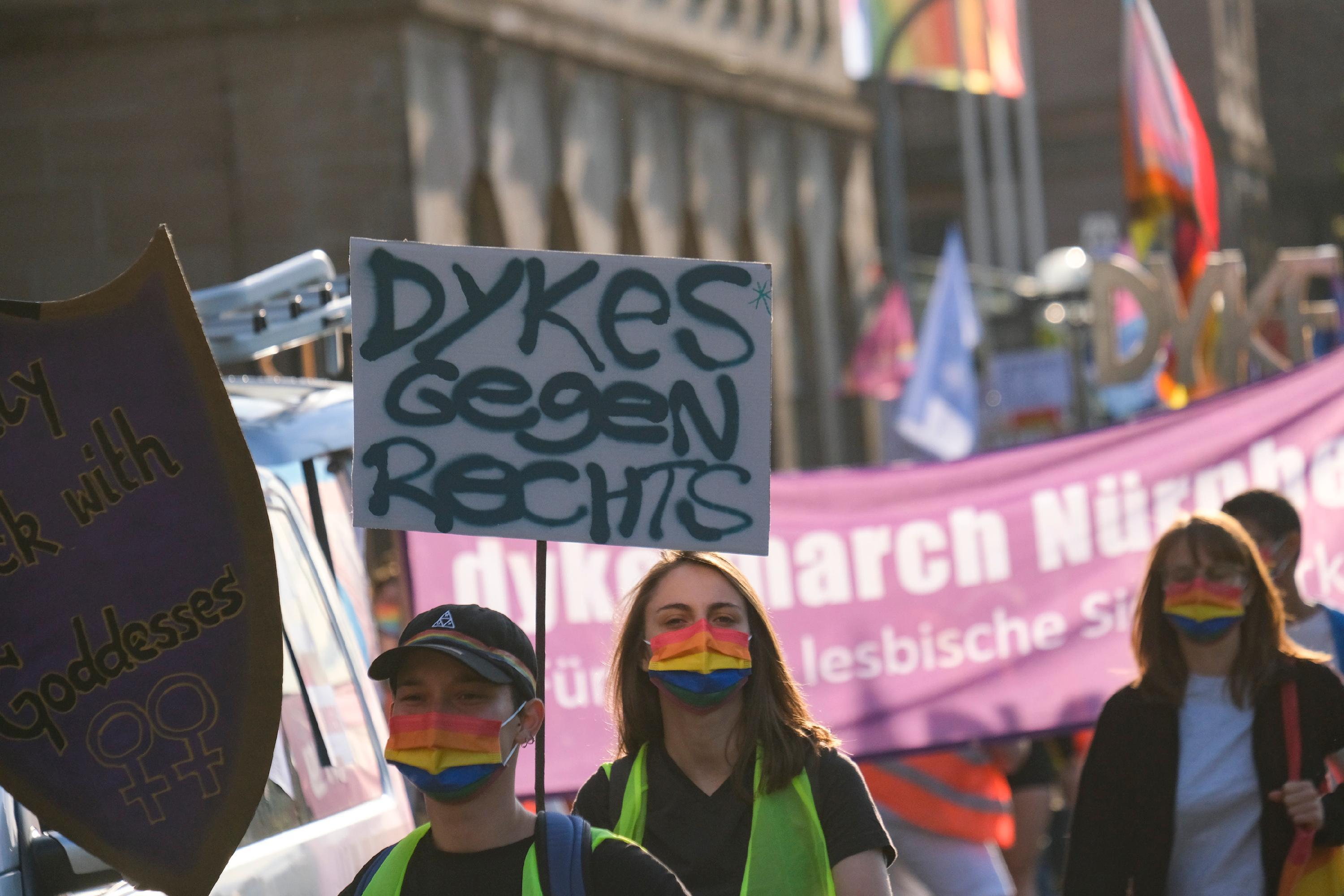 Natürlich gehört zu den Forderungen auch die nach umfassender Selbstbestimmung und der Protest gegen Ausgrenzung und Diskrimierung.