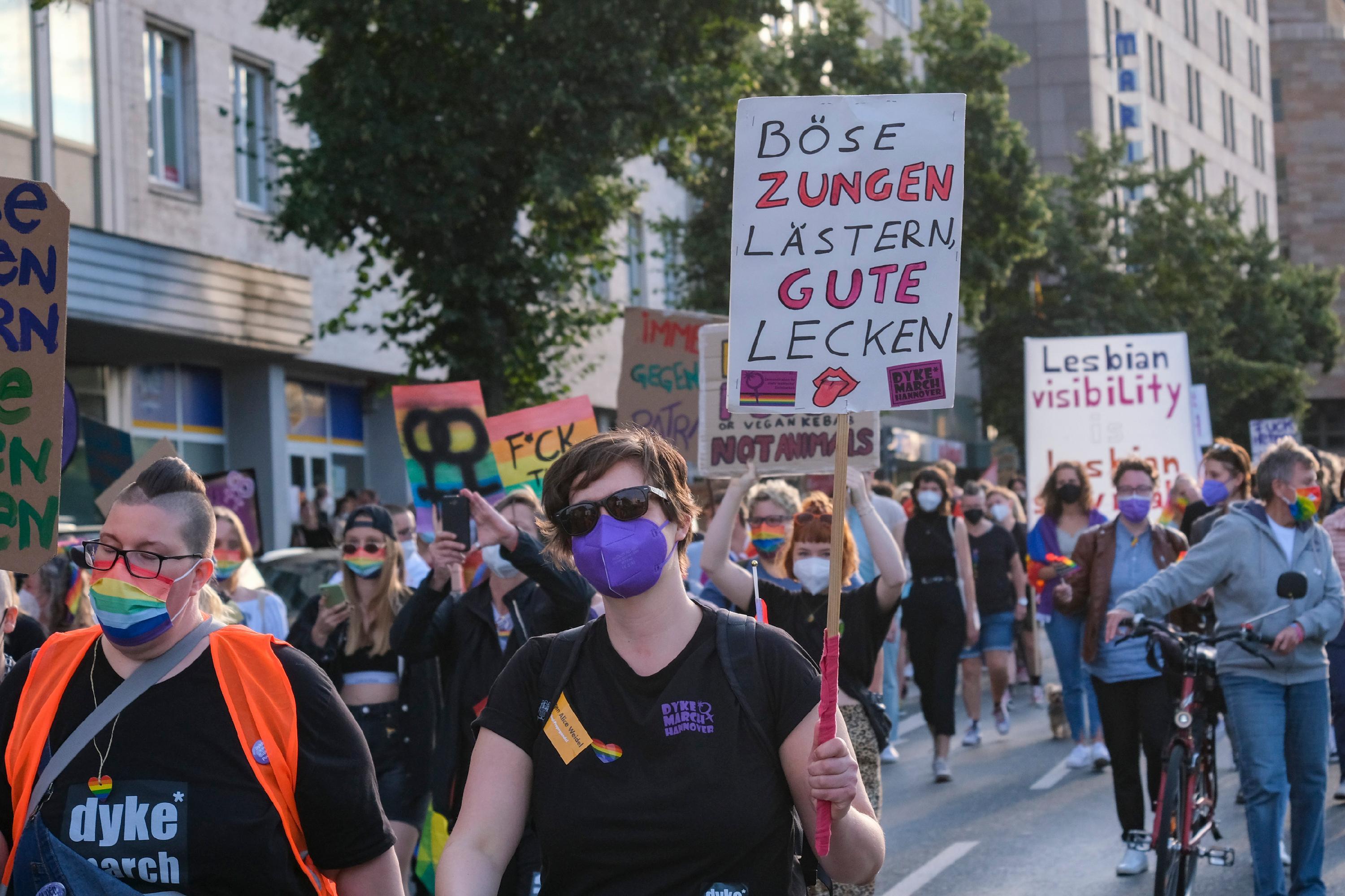 Natürlich gehört zu den Forderungen auch die nach umfassender Selbstbestimmung und der Protest gegen Ausgrenzung und Diskrimierung.