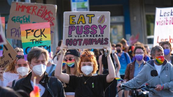 Dykemarch in Nürnberg: Frauen demonstrieren für "mehr lesbische Sichtbarkeit"