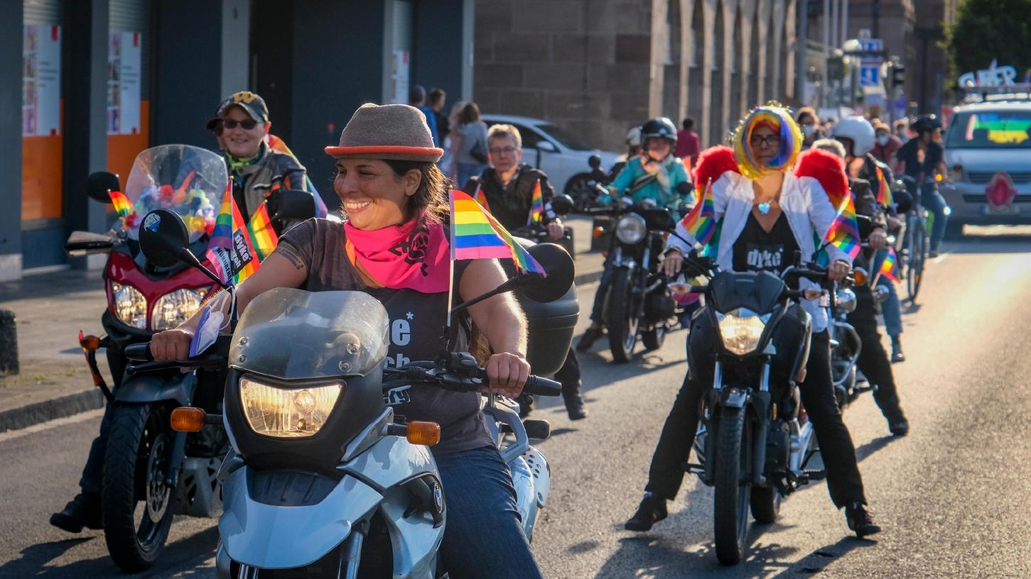 Die Bikerinnen fahren beim Dykemarch wie letztes Jahr wieder voraus. Start ist am Opernhaus.
Die Bikerinnen fahren beim Dykemarch wie letztes Jahr wieder voraus. Start ist am Opernhaus.