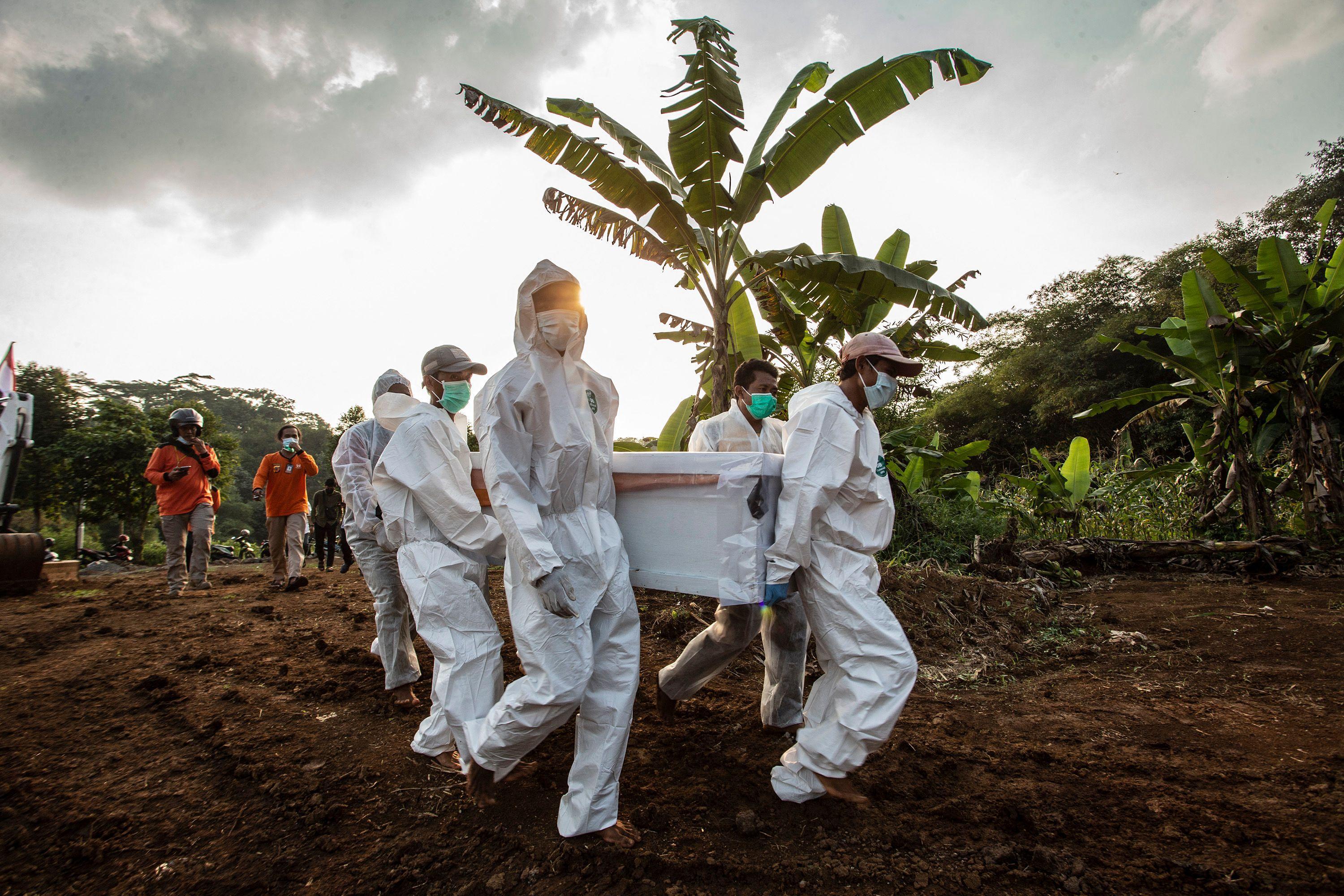 Während in der wohlhabenden Welt immer mehr Menschen sogar schon doppelt geimpft sind, müssen im armen Teil der Welt die meisten Menschen sogar noch auf ihre erste Imfpung warten. Hier wird ein Corona-Opfer im indonesischen Bogor zu Grabe getragen.