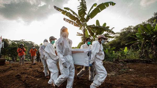 Während in der wohlhabenden Welt immer mehr Menschen sogar schon doppelt geimpft sind, müssen im armen Teil der Welt die meisten Menschen sogar noch auf ihre erste Imfpung warten. Hier wird ein Corona-Opfer im indonesischen Bogor zu Grabe getragen.