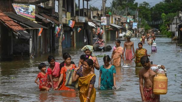 Was bei uns eine Jahrhundertflut ist und die Menschen schwer erschüttert, ist in Ländern wie Indien oder Bangladesch eine jährliche Heimsuchung - hier im Howrah-Distrikt nahe Kalkutta.