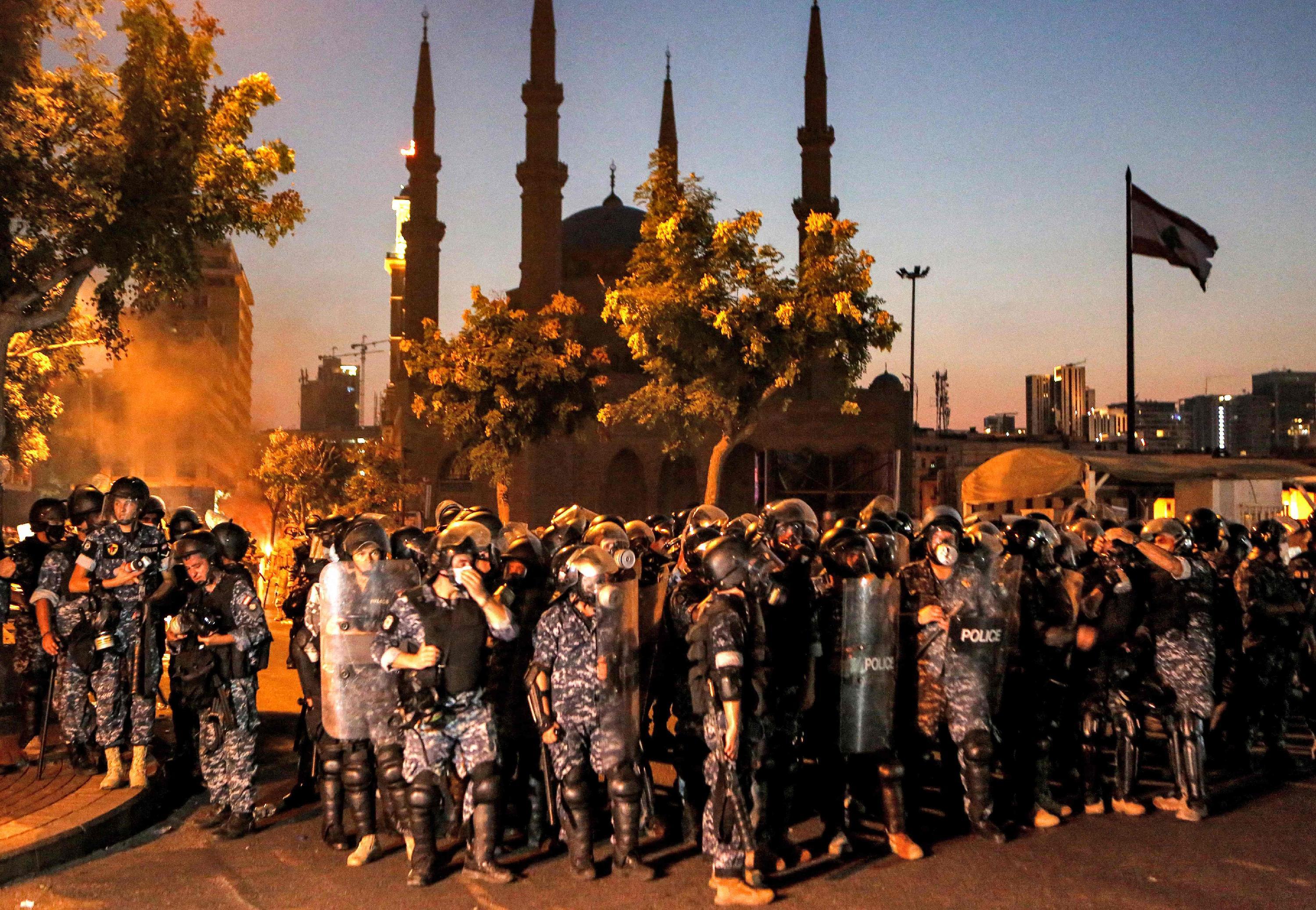 Ein Jahr nach der verheerenden Explosion in Libanons Hauptstadt Beirut droht der Staat zu kollabieren - die korrupte politische Elite ist immer noch an der Macht und sabotiert die Ermittlungen gegen die Verantwortlichen des Unglücks. Die Währung ist im freien Fall, immer mehr Libanesen gehen ins Ausland. Die Polizei versucht, die Proteste zu kontrollieren.