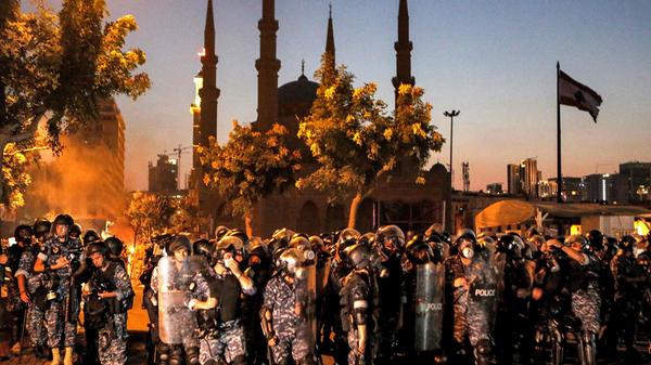 Ein Jahr nach der verheerenden Explosion in Libanons Hauptstadt Beirut droht der Staat zu kollabieren - die korrupte politische Elite ist immer noch an der Macht und sabotiert die Ermittlungen gegen die Verantwortlichen des Unglücks. Die Währung ist im freien Fall, immer mehr Libanesen gehen ins Ausland. Die Polizei versucht, die Proteste zu kontrollieren.