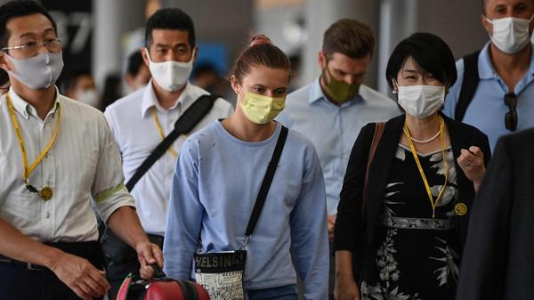 Die Weißrussische Athlethin hat es gewagt, Vertreter ihres Sportverbandes zu kritisieren und wird noch während der olympischen Sommerspiele zurück in die Heimat beordert. Dort tyrannisiert das Regime des Diktators Lukaschenko die Bevölkerung und greift vermutlich auch mit Hilfe des russischen Geheimdienstes immer härter gegen Regimekritiker durch. Einer wurde sogar in einem Park in Kiew erhängt. Aus Angst flüchtet sich die Athletin über Wien nach Polen und bittet dort um Asyl.