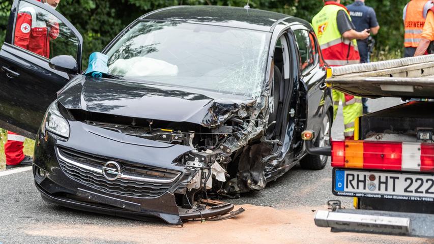 Der Opel blieb in Folge des Zusammenstoßes demoliert auf der Straße liegen.