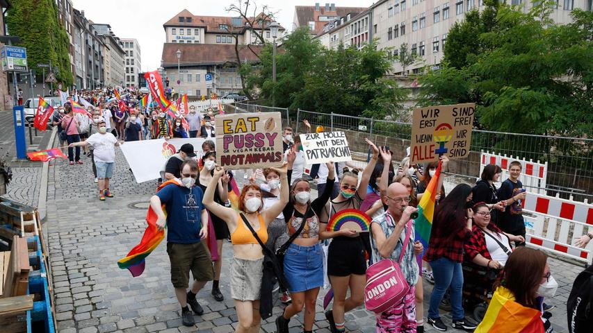 Zur großen Parade des diesjährigen Christopher Street Days (CSD) in Nürnberg strömten weit mehr Teilnehmer als erwartet - hier geht es zum Artikel. 