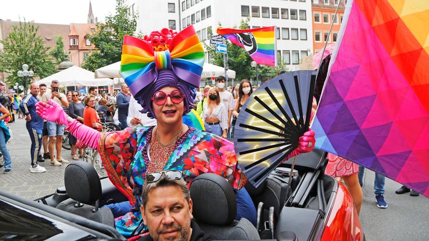 Manche mögen es schrill: Für die Fotografen sind Teilnehmerinnen und Teilnehmer in ausladenden Kostümen immer wieder ein beliebtes Fotomotiv. Manche mögen es schrill: Für die Fotografen sind Teilnehmerinnen und Teilnehmer in ausladenden Kostümen immer wieder ein beliebtes Fotomotiv.