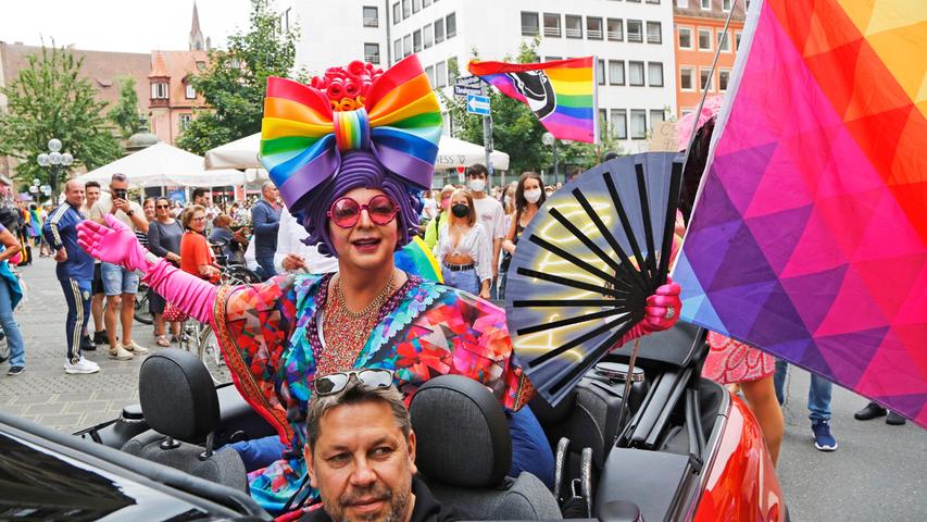 Manche mögen es schrill: Für die Fotografen sind Teilnehmerinnen und Teilnehmer in ausladenden Kostümen immer wieder ein beliebtes Fotomotiv.  