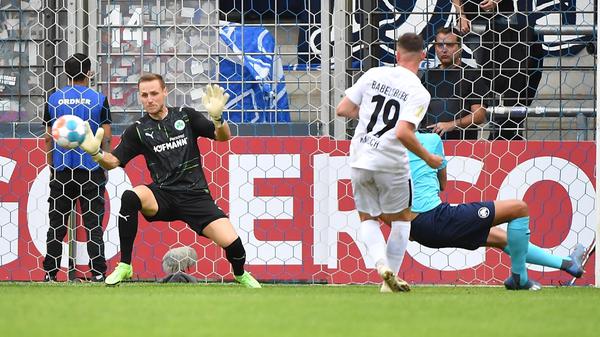 Durfte nach dem verlorenen Kampf um die Nummer eins zumindest im Pokal ran. Hatte gegen offensiv harmlose Babelsberger lange nicht viel zu tun, wirkte bei Rückpässen und Flanken aber gewohnt sicher. Beim Ausgleich und dem zwischenzeitlichen 2:2 chancenlos. Im Elfmeterschießen außer beim letzten Schuss immer im richtigen Eck, parierte einen Versuch der Babelsberger - was zum Weiterkommen hätte reichen können. Tat es aber nicht. Trifft die wenigste Schuld am Ausscheiden.