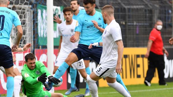 Spielte wie immer in den vergangenen Monaten: fehlerlos. Gewann jeden Zweikampf, dribbelte als Innenverteidiger immer wieder an und baute das Fürther Spiel auf. Untermauerte damit ein weiteres Mal seine sehr gute Entwicklung und die Rolle als bester Fürther Innenverteidiger. Verschoss dann aber im Elfmeterschießen und war deshalb mitschuldig am Ausscheiden des Kleeblatts.