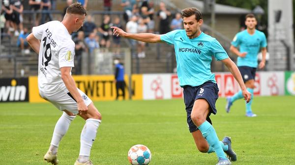 Ersetze als Linksfuß den verletzten Linksverteidiger Luca Itter. Defensiv wenig mit Problemen, offensiv immer wieder glücklos. Seine Hereingaben kamen selten zum Mitspieler. Als linker Verteidiger nicht mehr als eine Notlösung. Das werden auch die Verantwortlichen sehen und sich darin bestätigt sehen, dass sie so schnell wie möglich einen weiteren Spieler auf dieser Position brauchen. Einen, der David Raum auch nur annähernd ersetzen kann.
