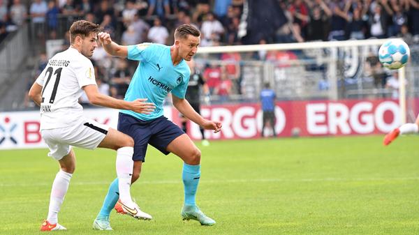 Der Chef auf dem Fürther Platz rückte mal wieder eine Position nach hinten. Ließ sich als Sechser teilweise hinter die beiden Innenverteidiger fallen, holte sich dort die Bälle, verteilte sie und trieb das Fürther Spiel unermüdlich an. Spielte nach Feins Einwechslung wieder offensiver auf der Acht, riss das Spiel aber auch dort an sich. Leitete mit viel Übersicht den späten Ausgleich ein. Einer der wenigen Lichtblicke.