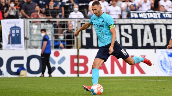 Der Kapitän probierte viel, ließ sich fallen, stand teilweise an der Seitenlinie, um sich den Ball zu holen. Doch was er auch tat: Es gelang nicht. In der zweiten Hälfte konnte er seine zweifelnde und schwache Mannschaft nicht aufputschen und ging auch nicht als Leader auf dem Platz voran. Stattdessen dominierte bisweilen der Zweifel und die Enttäuschung. Positiv: Übernahm vor dem 1:0 die Verantwortung und verwandelte den Elfmeter sicher. Dafür verschoss er im Elfmeterschießen kläglich. Sein verzweifelter und ratloser Gesichtsausdruck danach war das Symbolbild des Tages.