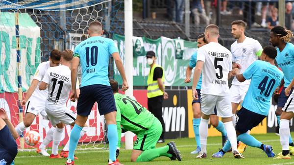 Es geht zwischen Babelsberg und Fürth in der ersten DFB-Pokal-Runde direkt turbulent los. In den ersten Minuten machen die Kleeblätter gleich ordentlich Druck und versuchen, den Ball über die Linie zu stochern. Nach Begutachtung der Fernsehbilder dürfte die Kugel auch schon einmal über der Linie gewesen sein, doch der Schiedsrichter sieht das anders. Da es in der ersten Runde noch keinen Videoschiedsrichter (VAR) gibt, kann die Szene nicht überprüft werden und es bleibt beim 0:0.