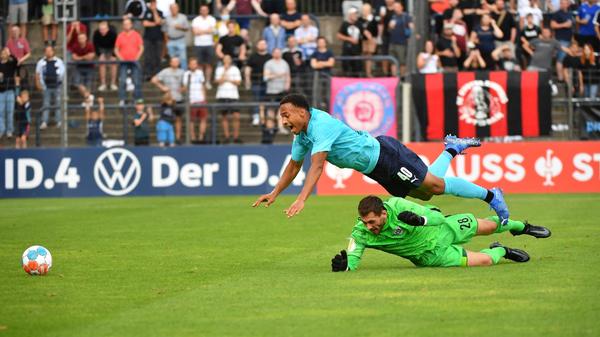 Elfmeter für Fürth. Jamie Leweling läuft – möglicherweise aus dem Abseits kommend - frei auf Babelsberg-Schlussmann Marco Flügel zu, der kann sich nicht in Luft auflösen und fällt Leweling. Strafstoß und Tor zum 1:0 durch Branimir Hrgota.