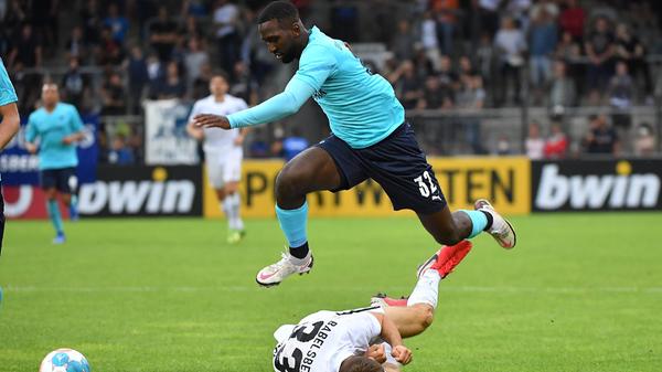 Auch zu Beginn der zweiten Halbzeit macht Babelsberg nicht den Eindruck, als würden sie das Spiel an den Erstligisten aus Fürth herschenken möchten. Dennoch landet in der 55. Minute ein Ball im Tor der Gastgeber – jedoch stand der zur Pause eingewechselte Abdourahmane Barry im Abseits.
