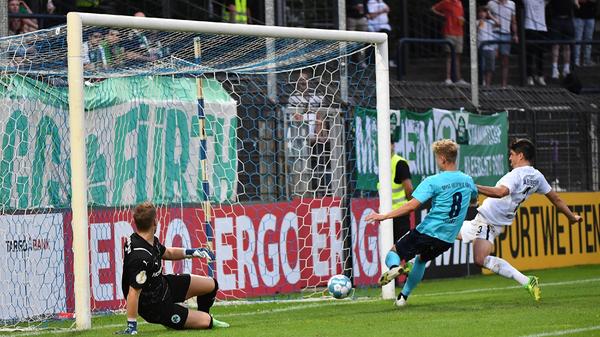 Nun müssen alle Fürther ganz stark sein: In Babelsberg bahnt sich eine Pokalsensation an. Nach einem Freistoß von Tino Schmidt stochert Markus Hoffmann die Kugel über die Linie und bringt den Außenseiter in Führung (2:1 – 70.).