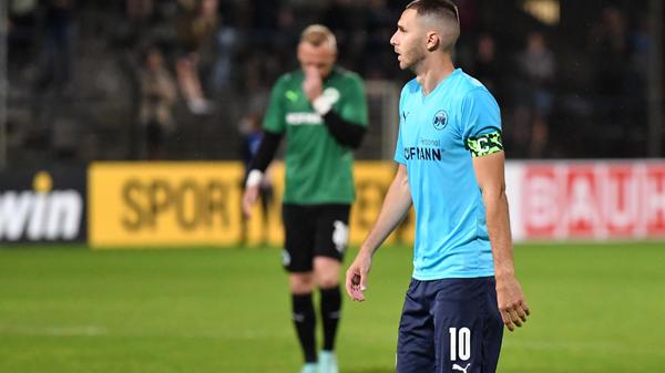 Knapp zehn Minuten vor dem Ende bringt Branimir Hrgota den Ball in Richtung Tor, doch die Kugel fliegt nur ins Außennetz. Da kein Tor mehr fällt, muss das Kleeblatt ins Elfmeterschießen.