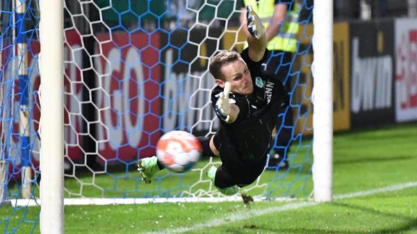 Spannung pur bis zum Ende: Erst trifft Green für Fürth, dann gleicht Frahn für Babelsberg aus. Gleiches Spiel zwischen Seguin und Wegener, bevor der erste Schütze nicht trifft: Kleeblatt-Kapitän Branimir Hrgota. Auf der Gegenseite tut es ihm Lela gleich und verschießt ebenfalls. Barry (Fürth), Reimann (Babelsberg), Sarpei (Fürth) und Moravec (Babelsberg) verwandeln die folgenden Strafstöße. Maximilian Bauer tritt fürs Kleeblatt zum letzten Elfmeter an – und verschießt. Babelsberg hat es jetzt in der Hand. Danko läuft an, schießt, trifft und beendet die Pokalsaison der Leitl-Elf.