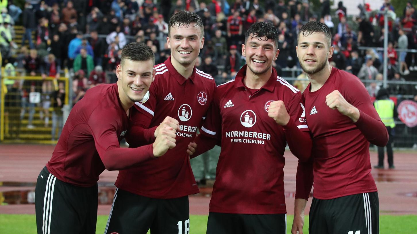 Gruppenbild mit Matchwinner: Tom Krauß, Dennis Borkowski, Taylan Duman und Erik Shuranov (von links) bejubeln den Einzug in die zweite Runde des DFB-Pokals.