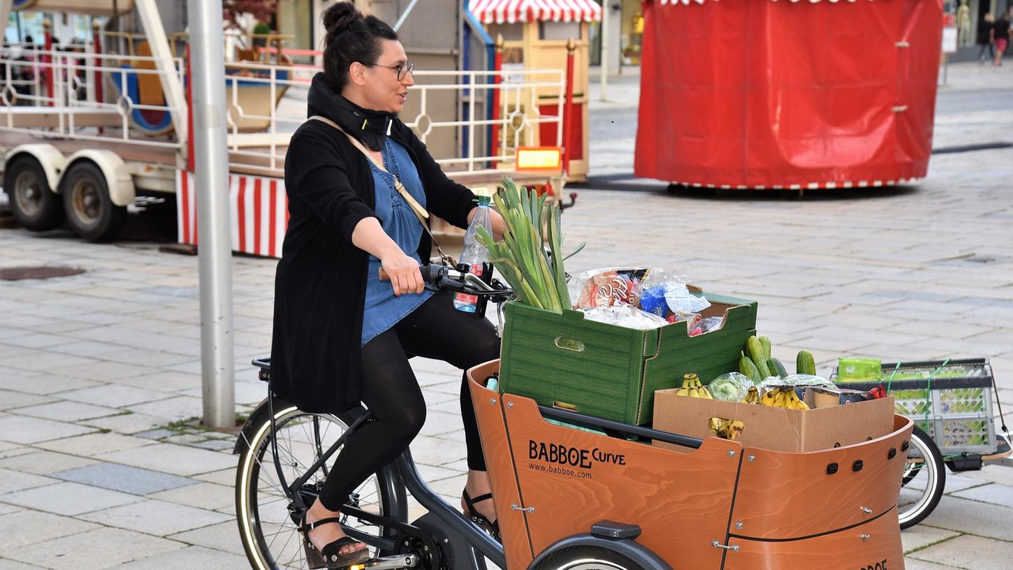 Neumarkter Lebensmittel-Retter mit dem Lastenrad am Rathaus