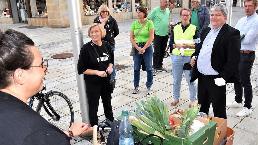 Neumarkter Lebensmittel-Retter mit dem Lastenrad am Rathaus