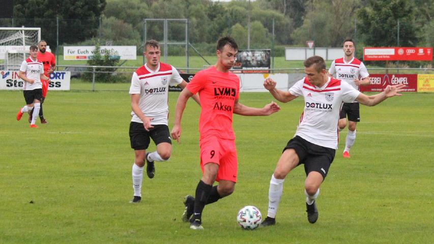 Aufsteigerduell: Der TSV 1860 Weißenburg und das Fusionsteam von Türkspor und Cagrispor Nürnberg lieferten sich ein umkämpftes Landesliga-Match, das die Gäste im Dauerregen knapp mit 1:0 gewannen.