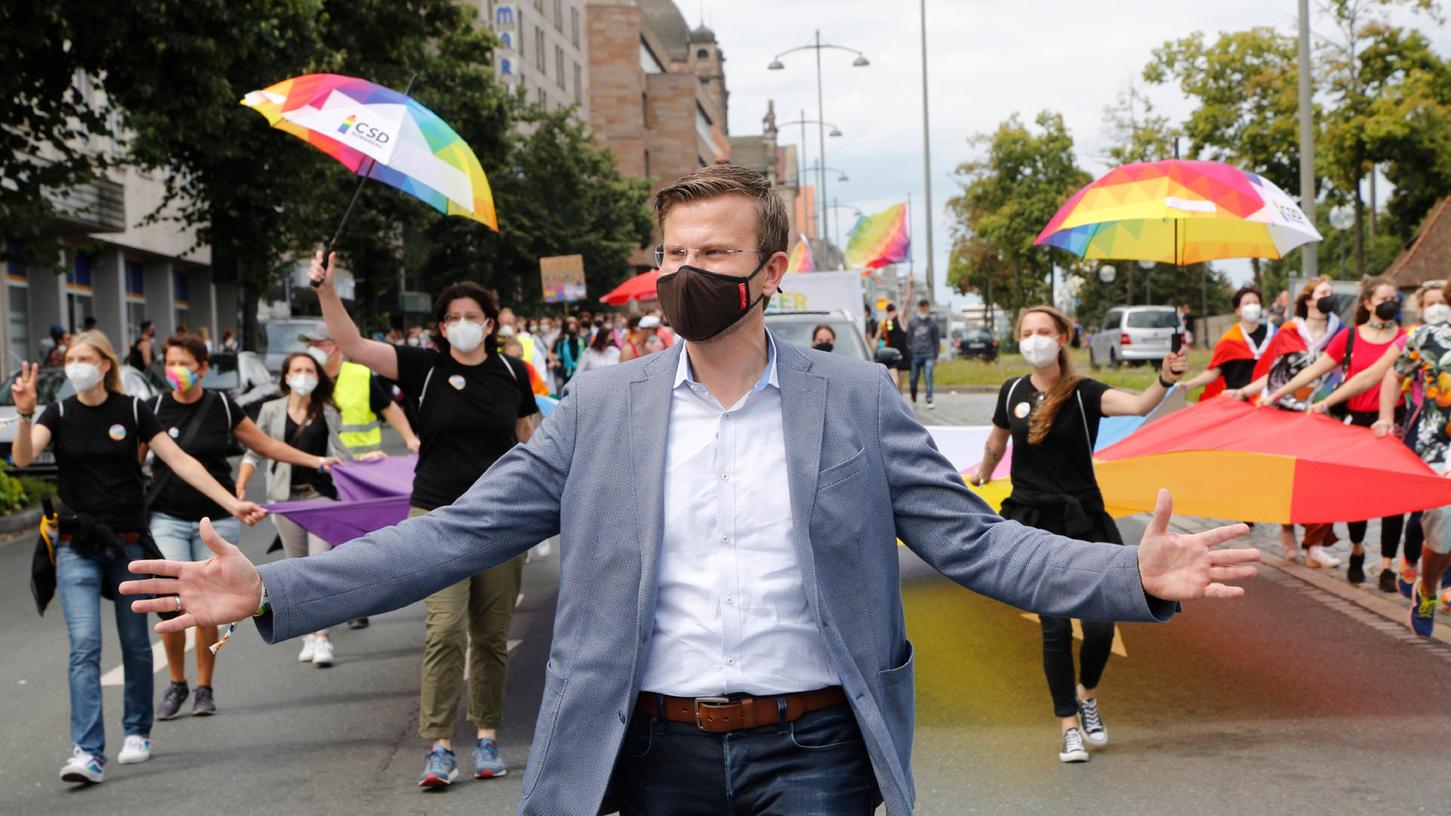 Erstmals führte ein Nürnberger Oberbürgermeister den Zug an: Marcus König (CSU) ging an der Spitze der Parade vom Opernhaus zur Wöhrder Wiese.  