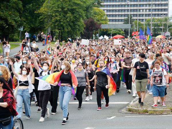 Volle Straßen: Zum Umzug anlässlich des Christopher Street Days kamen deutlich mehr Teilnehmer als erwartet. Volle Straßen: Zum Umzug anlässlich des Christopher Street Days kamen deutlich mehr Teilnehmer als erwartet.