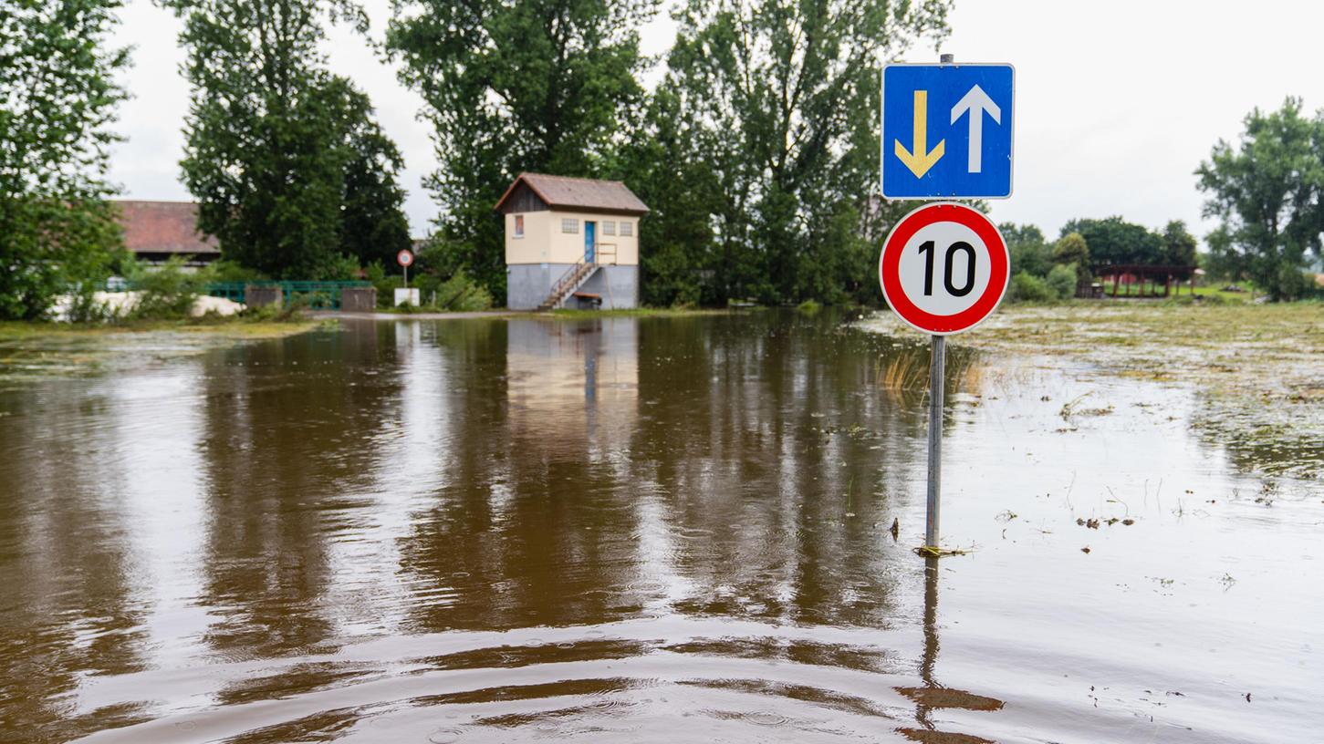 Eine Szene im Juli 2021: Bei der Laufer Mühle nahe Adelsdorf stand eine Straße unter Wasser. Durch die heftigen Regenfälle der Tage zuvor war die Aisch über die Ufer getreten. 
