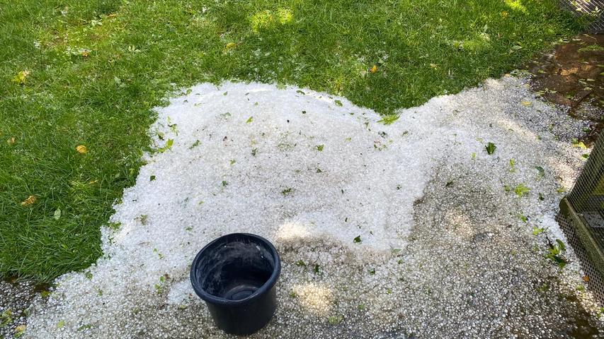 Hagelschauer über Franken: Unwetter überzieht Gärten mit weißer Schicht