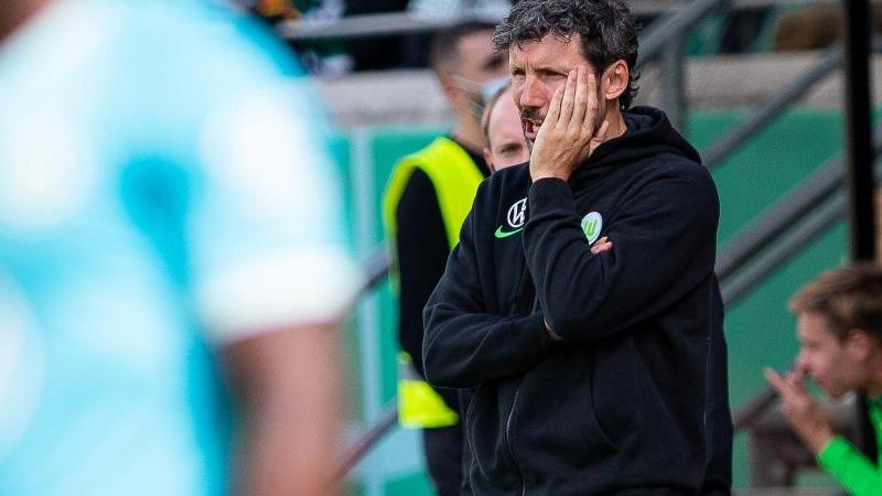 Zum Einstand ein Wechselfehler: Wolfsburgs Trainer Mark van Bommel.