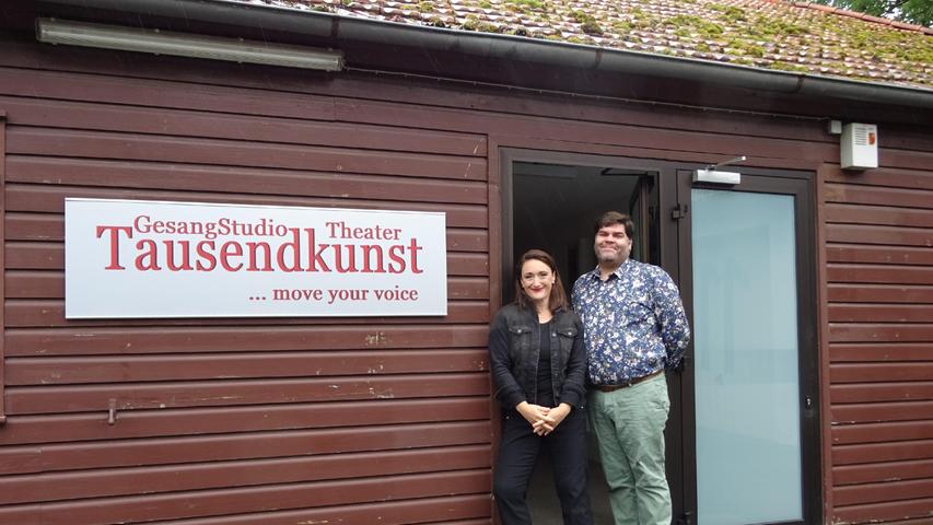 Hier steckt viel Liebe und Herzblut drin: Christian Kaltenhäußer und Cornelia Schmid vor ihren Gesangsstudio Theater Tausendkunst
