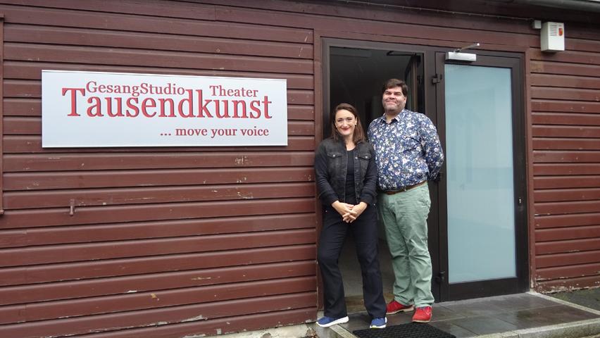 Hier steckt viel Liebe und Herzblut drin: Christian Kaltenhäußer und Cornelia Schmid vor ihren Gesangsstudio Theater Tausendkunst