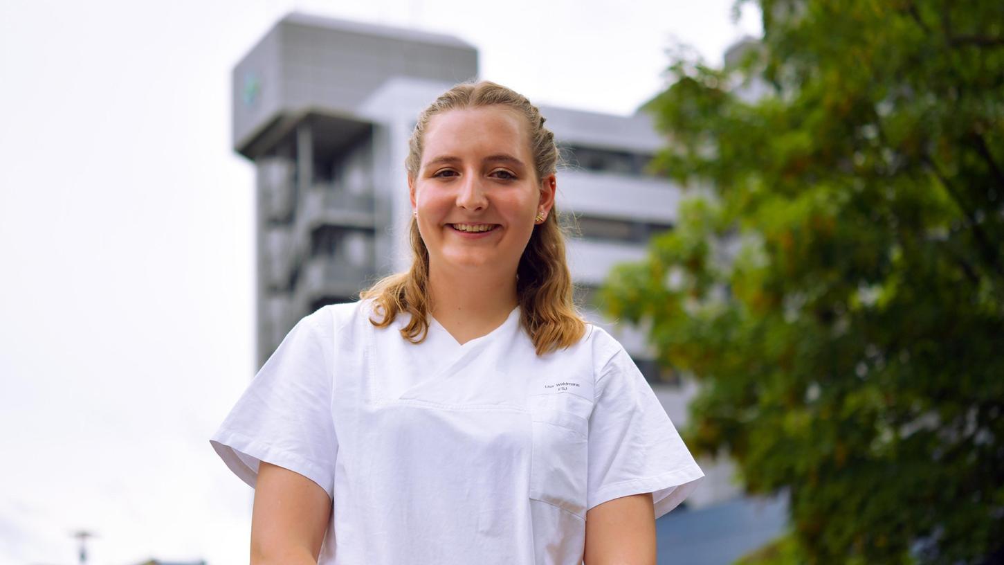 Lisa Waldmann bleibt dem Uni-Klinikum Erlangen treu – nach dem FSJ beginnt sie nun ihre Ausbildung zur Gesundheits- und Krankenpflegerin.
