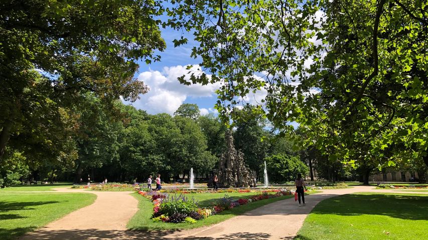 Na klar - am Schlossgarten kommt man nicht vorbei: Ob spazieren gehen, einfach in der Sonne sitzen, zusammen Sport treiben oder gemeinsam picknicken - hier findet sich zwischen alten Bäumen, der Orangerie, dem ehemaligen Schloss und dem imposanten Hugenottenbrunnen immer ein schönes Plätzchen.