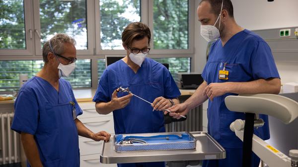 NN/NZ Klinikcheck - Ãbergabe des Zertifikats an Prof. Blana und Kollegen