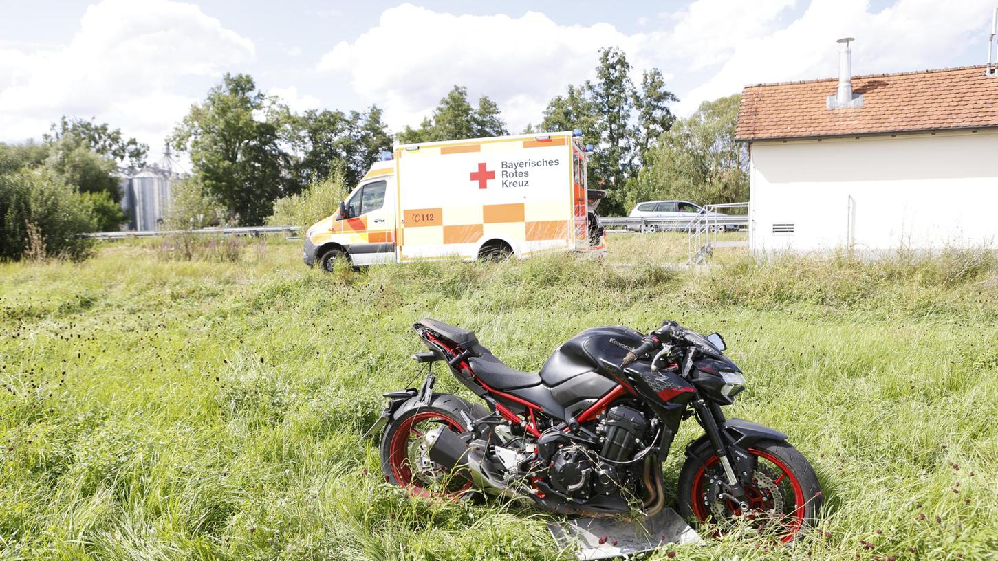 Eine Frau ist am Montagnachmittag bei einem Motorradunfall schwer verletzt worden. 
