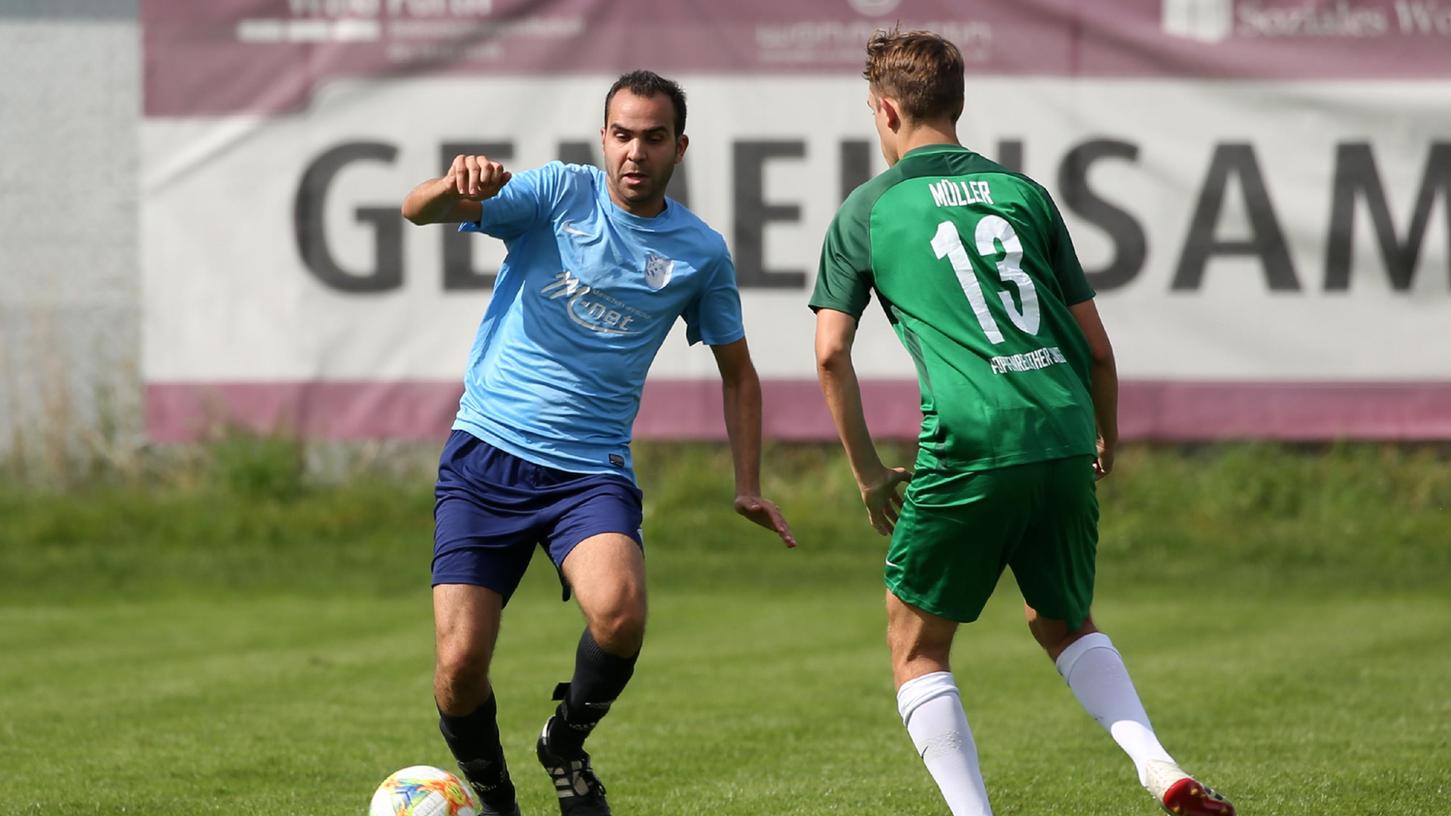 Vor wenigen Wochen in "Fußballrente" gegangen, am dritten Spieltag schon reaktiviert: Steins Torjäger Erman Elibol (blau).