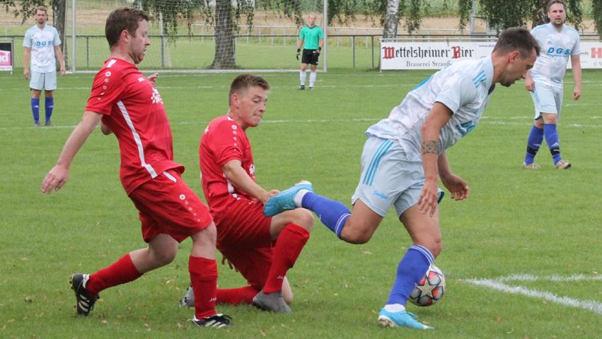 Künftig nicht nur als Spieler, sondern auch als Trainer im Einsatz: Thomas Eckert (Mitte, hier im Spiel gegen die TSG Ellingen) übernimmt bei der Eintracht vorerst bis zur Winterpause.