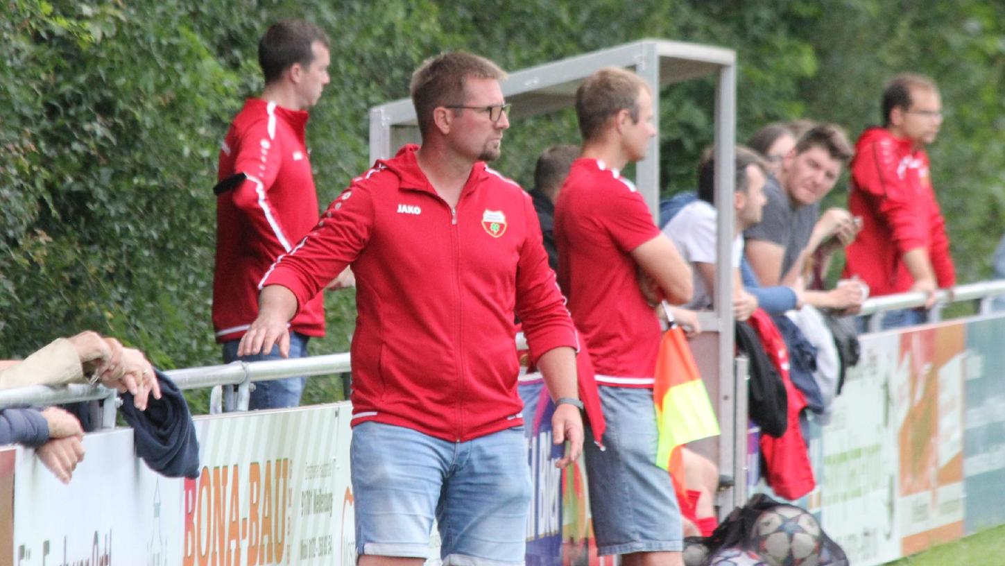 Nicht mehr als Trainer an der Seitenlinie der Eintracht Kattenhochstatt: Alexander Rottler (vorn im Bild).