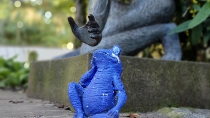 Ein knallblauer Frosch sitzt jetzt beim Faun im Nürnberger Stadtpark.