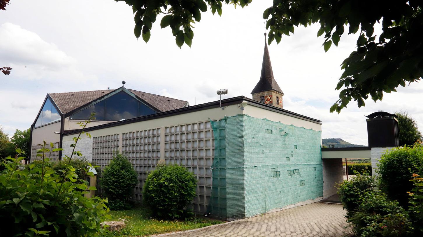 An einer Längsseite der St. Anna Kirche sind grüne Fangnetze gespannt.