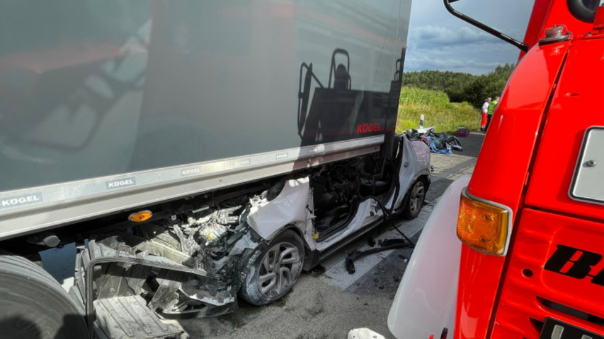 Schwerer Unfall auf der B2: Auto prallt in Heck von Lkw - Fahrer sofort tot