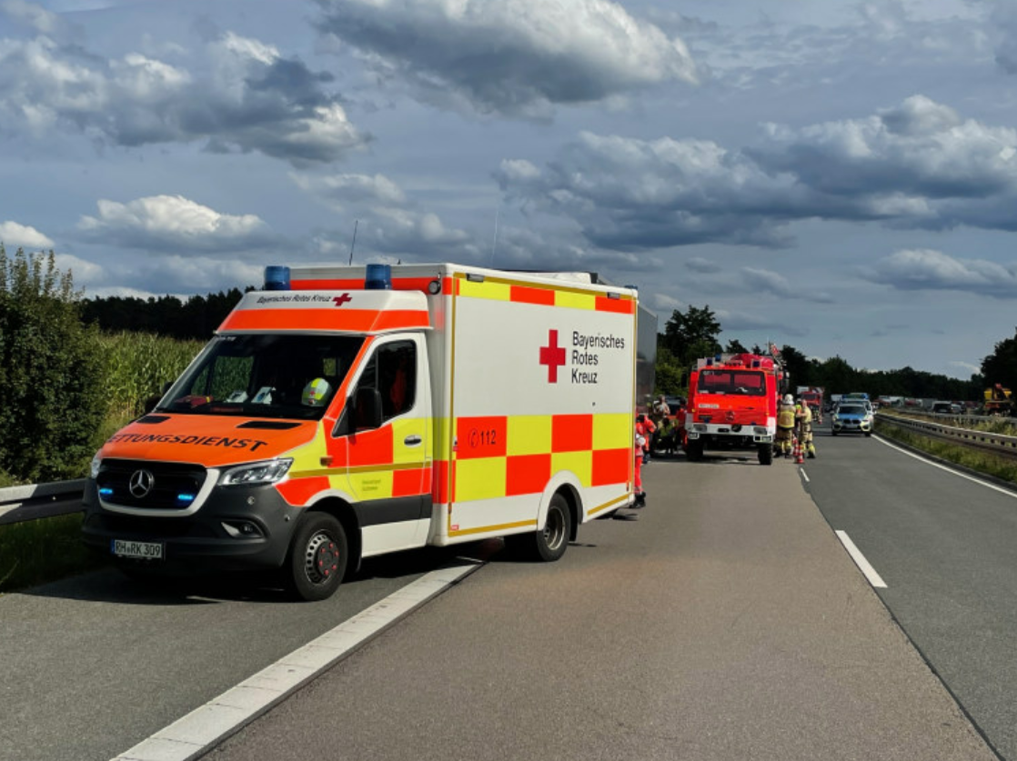 Schwerer Unfall Auf Der B2: Auto Prallt In Heck Von Lkw - Fahrer Sofort Tot