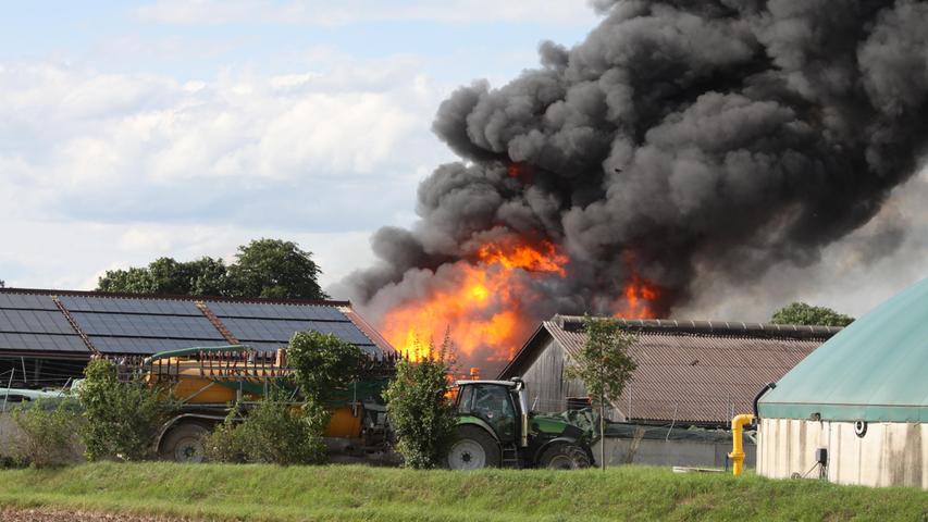Scheunen im Landkreis Ansbach brannten lichterloh - Feuerwehr im Großeinsatz